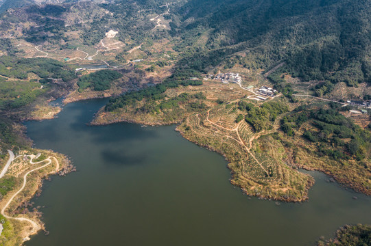 航拍乡村小镇湖泊和田园风光