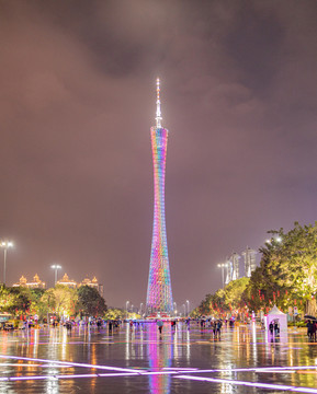 雨天中的花城广场夜景