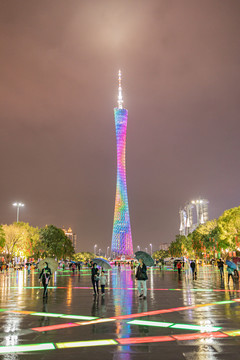 春雨中的广州塔与游客