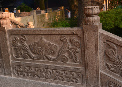 普陀山古典花纹石栏板