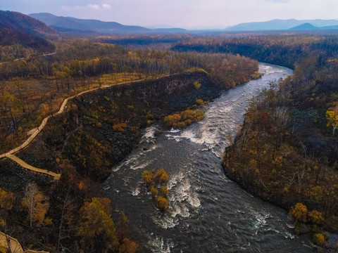 无人机航拍秋季河流森林