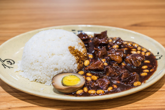 一盘红烧牛肉盖浇饭特写