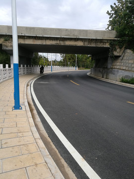 公路上的桥