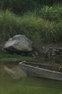 水边停泊的木船