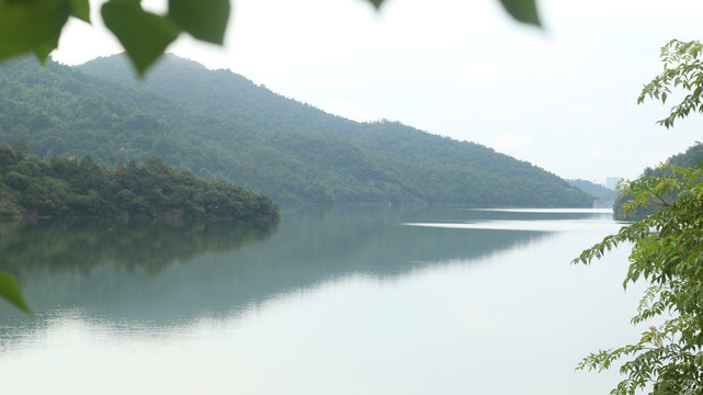 浩渺的山间湖泊