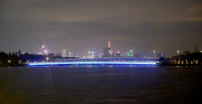 夜晚灯光闪耀深圳湾人才桥