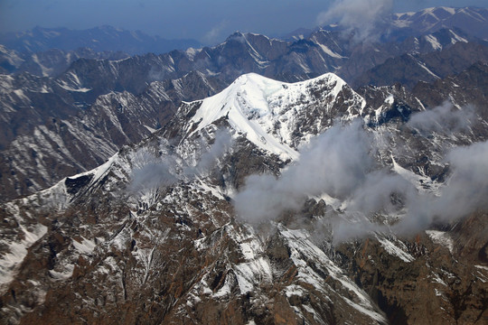 天山雪山