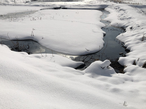 雪地溪流