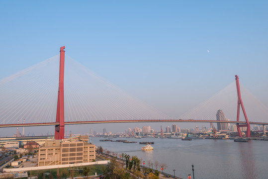 中国上海杨浦滨江公园南浦大桥城