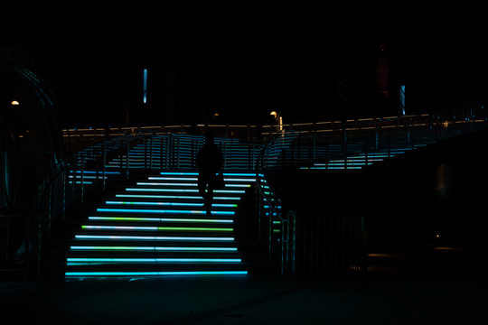 发光的阶梯