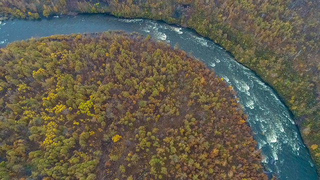 无人机垂直航拍河流