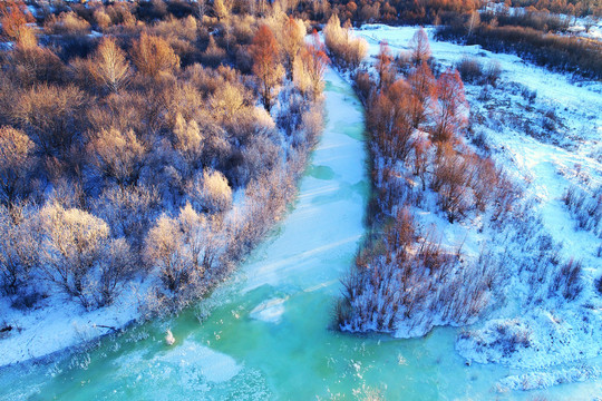 大兴安岭冬季雪域冰封河流风景