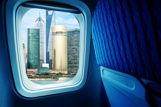 飞机弦窗外的上海摩天大楼