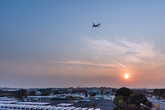 日落下在空中飞行的客机飞机