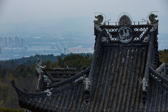 屋檐上的雕塑