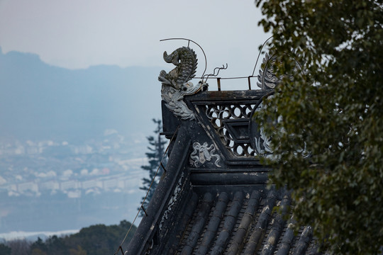 屋檐上的雕塑