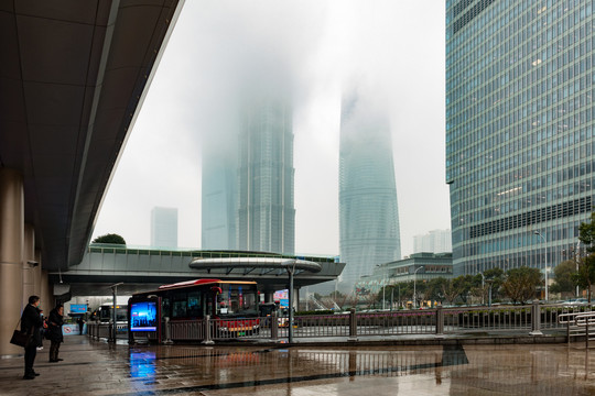 雨天大雾的陆家嘴金融区