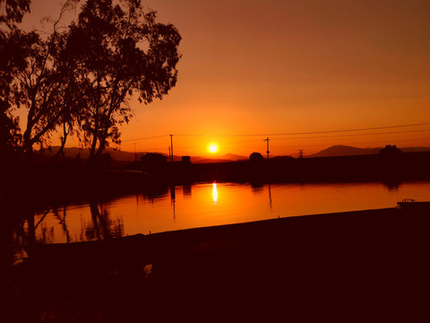 夕阳西下的水面