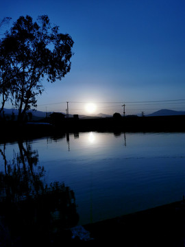夕阳西下水面湿地湖面景观