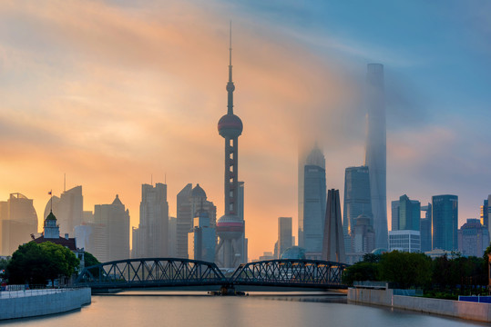 中国上海浦东建筑群清晨风光