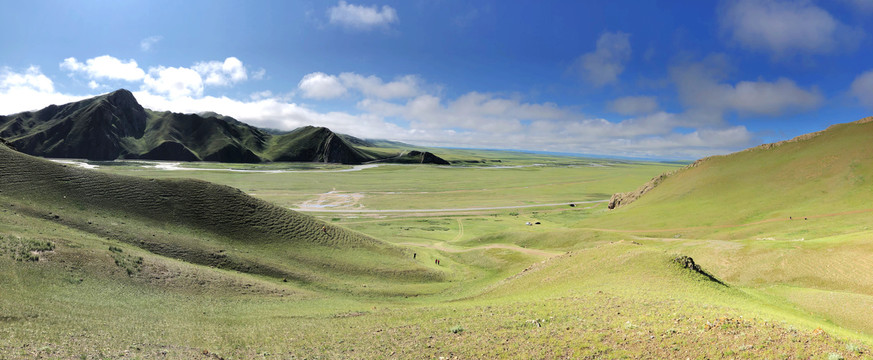 登高远眺夏天的新疆巴音布鲁克草