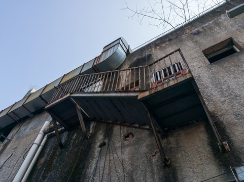 废弃房子上的铁制楼梯和烟道