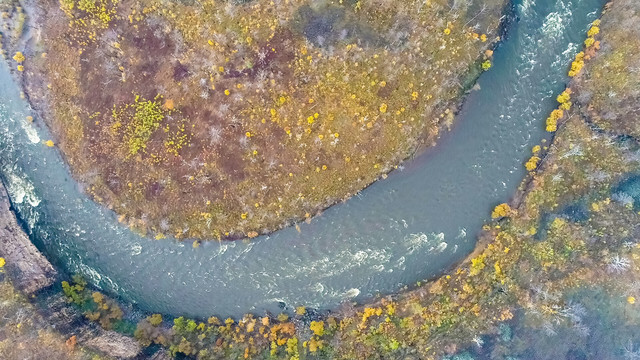 无人机航拍弯曲的河流