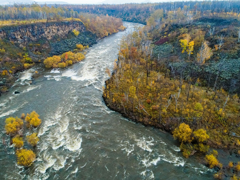 无人机航拍秋季河流峡谷