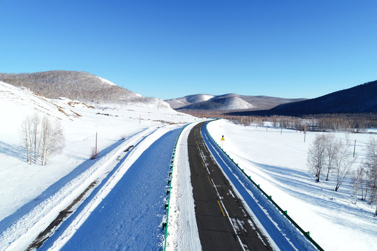 内蒙古呼伦贝尔林区雪原公路
