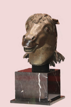 北京圆明园从海外回归的马首铜像