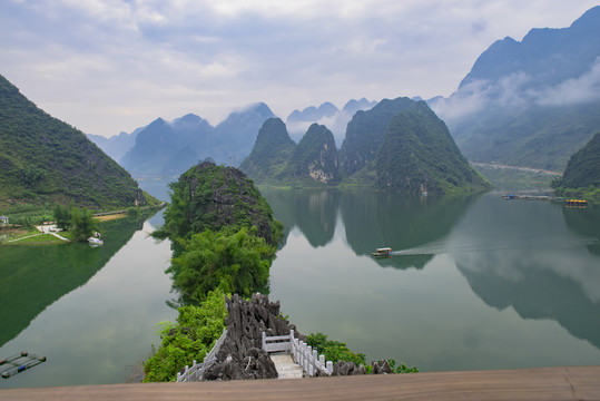 雾缭绕山水风景