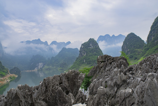 云雾缭绕山水风景