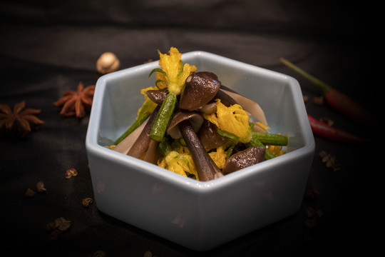 黄瓜花拌黑鸡枞