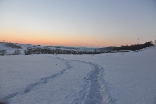 乡村雪景夕阳