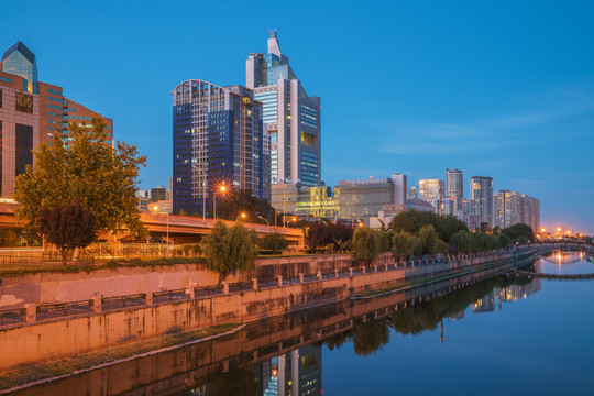 北京建外CBD建筑和通惠河夜景