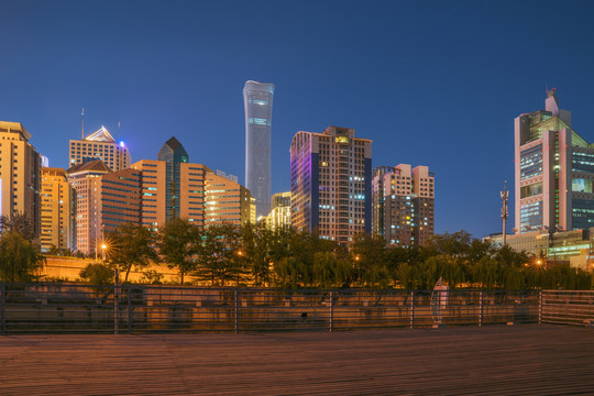 北京建外CBD建筑和通惠河夜景