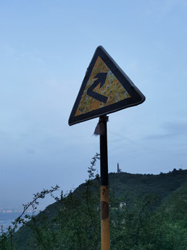 崛围山山中向右急转弯交通标志