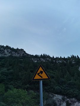 山中向右急转弯交通标志