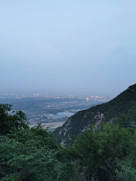 高山俯瞰城市和农田