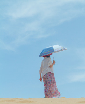 怀孕女人的沙漠之旅