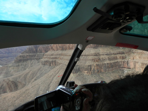 飞行在科罗拉多大峡谷