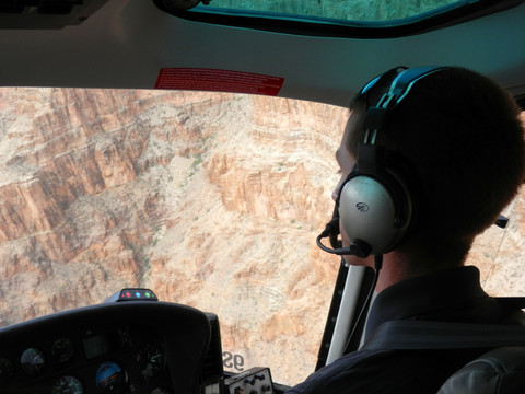 飞行在科罗拉多大峡谷