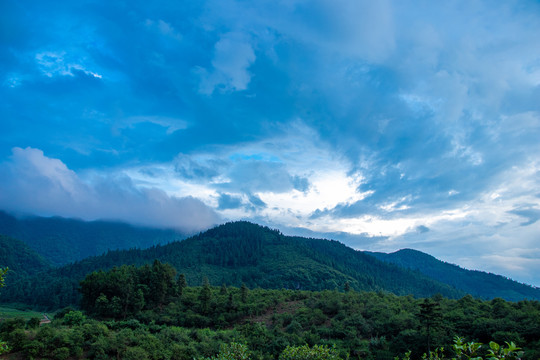 蓝色天空与山峰