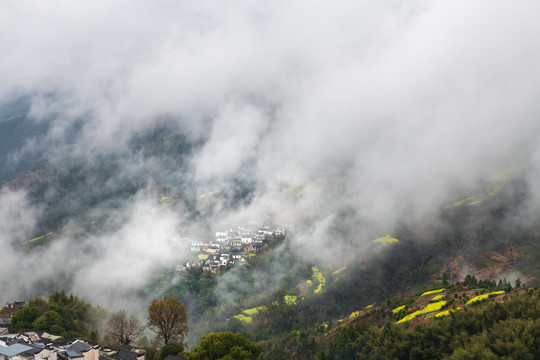 黄山市歙县坡山村油菜花云雾风景