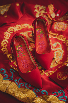 红色婚鞋