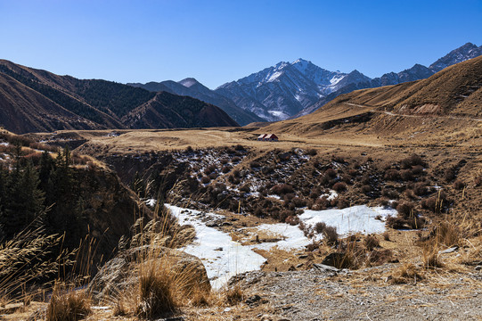 雪山山坳