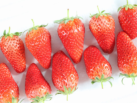 红草莓背景图