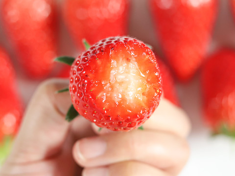 被咬过一口的草莓