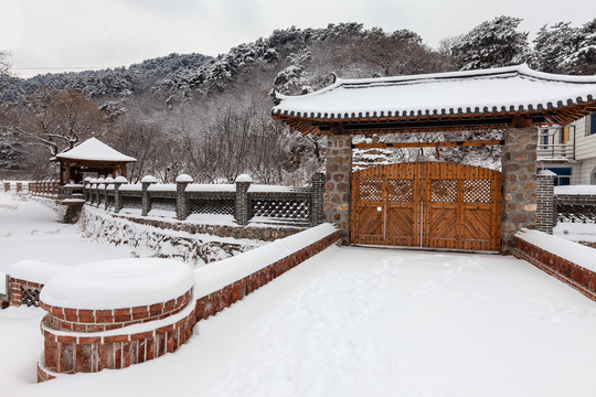 中国东北千山冬季雪后风景