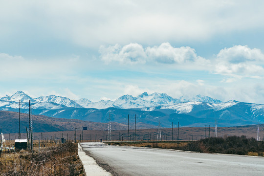 中国四川西部高原道路交通风光